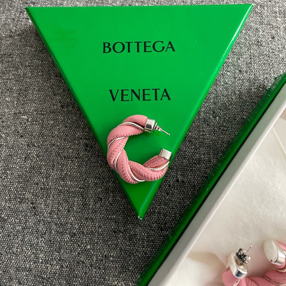 Bottega Veneta Twist Blossom in pink - Picture 3 of 6